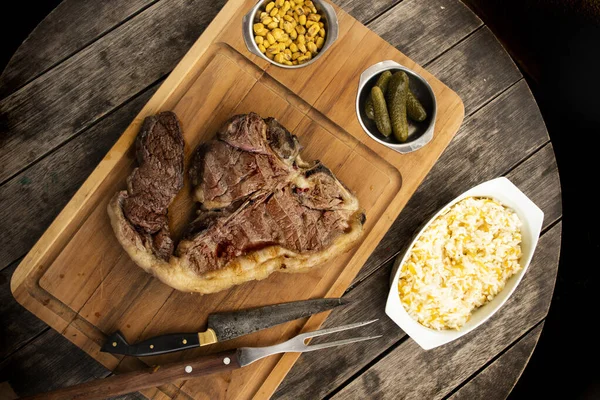 Steak Double Bone Juicy Pada Papan Bbq Dengan Beras Jagung — Stok Foto