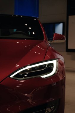 Havaalanının galerisindeki elektrikli aracın farları.