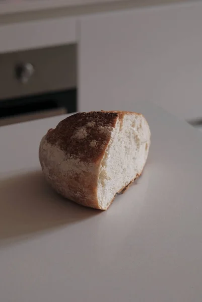 Metà Del Pane Artigianale Sdraiato Sul Tavolo Bianco Cucina — Foto Stock