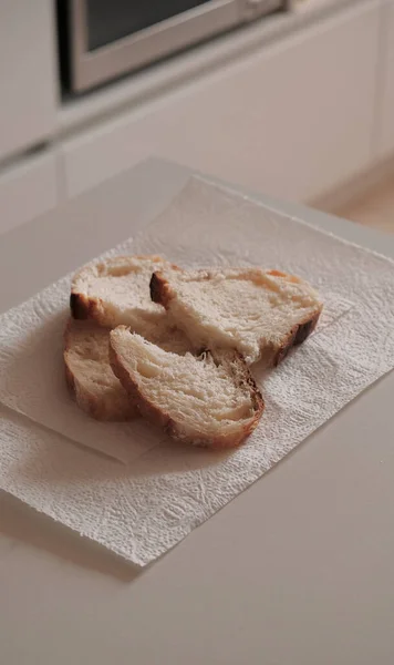 Skivor Det Handgjorda Brödet Som Ligger Det Vita Bordet Köket — Stockfoto