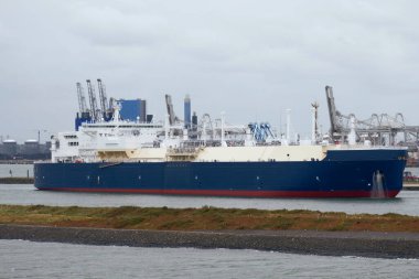 Sıvılaştırılmış doğalgaz taşıyıcısı. Hollanda limanında metan gazı taşıyıcısı. Rus LNG taşıyıcısı Georgiy Ushakov. Kargo işlemleri sırasında LNG tankeri.