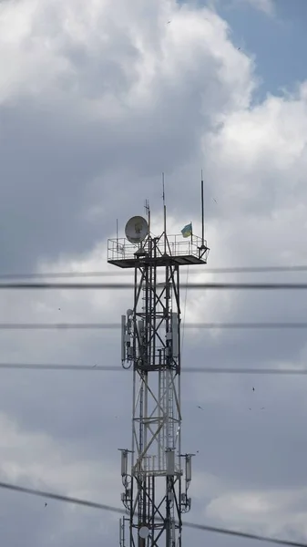 Torre Comunicação Com Bandeira Ucrânia — Fotografia de Stock