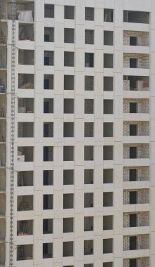 Penceresiz, bitmemiş bir gökdelenin cephesi