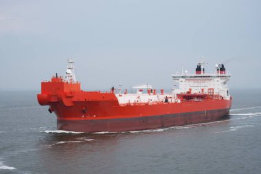 Elbe Nehri 'nde Norveç mekiği tankerinin yan görüntüsü 