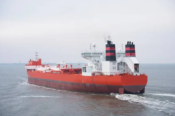 Back View Norwegian Shuttle Tanker Ballast Condition Underway Elbe River — Stok fotoğraf