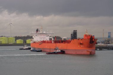 Shuttle tanker arrived in the European port with the assistance of two tug boats in cloudy weather