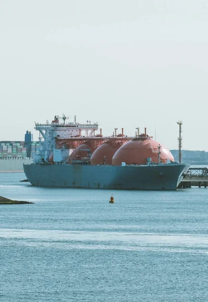 Kargo Işlemleri Sırasında Avrupa Limanında Bulunan Lng Taşıyıcı Terminalin Yanındaki — Stok fotoğraf