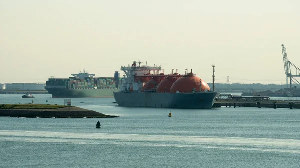 Kargo Operasyonları Sırasında Lng Taşıyıcısı Büyük Konteyner Gemisi Avrupa Limanından — Stok fotoğraf