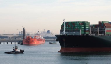 Rotterdam Limanı, Hollanda - 10 14 2022: Büyük konteyner gemisi römorkör yardımıyla Avrupa limanına geldi.