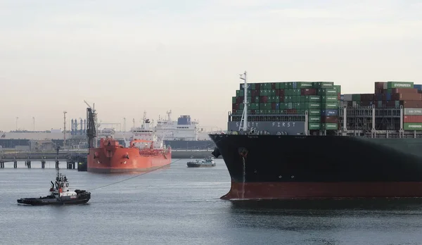 オランダのロッテルダム港 2022年 大型コンテナ船がタグボートの支援を受けてヨーロッパの港に到着 — ストック写真