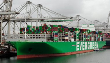 Rotterdam Limanı, Hollanda - 10 10 10 2022: Avrupa limanındaki kargo operasyonları sırasında dünyanın en büyük konteyner gemisi