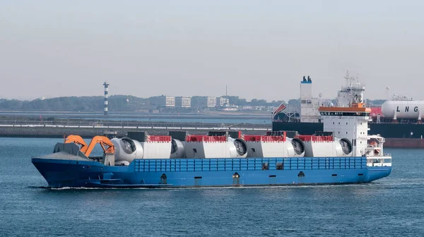 荷兰鹿特丹港 2022年5月10日 装载风力发电机组部件货物的重型运输船进入欧洲港口 — 图库照片