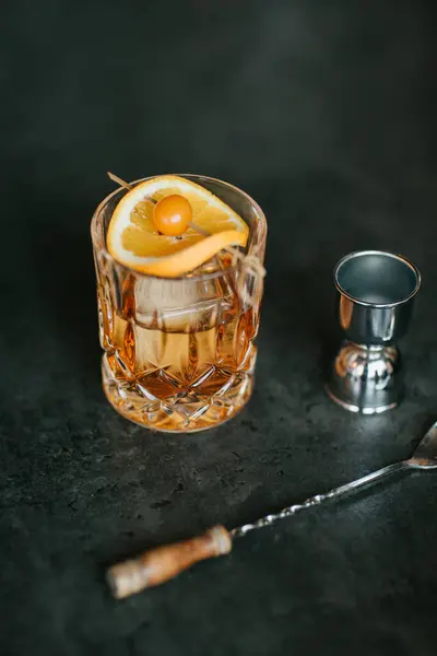 Composition Whisky Glacé Froid Garni Tranches Citron Placé Sur Une — Photo