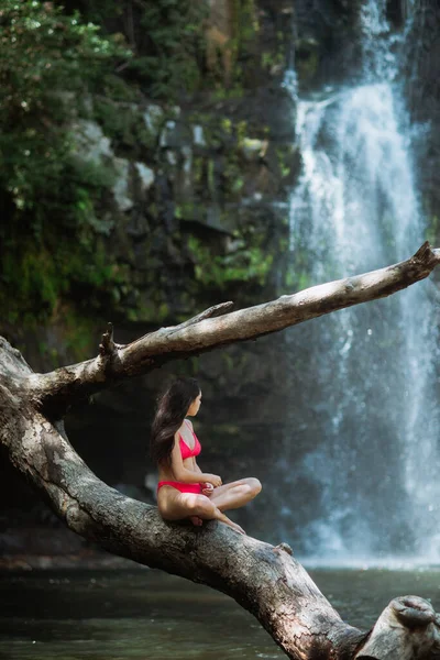 Vista Lateral Del Irreconocible Viajero Femenino Delgado Bikini Rosa Sentado —  Fotos de Stock