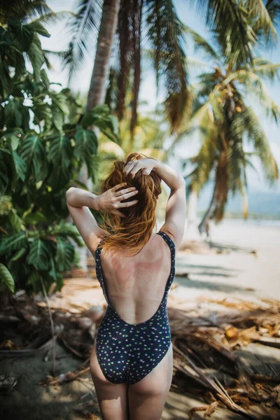 Achteraanzicht Van Onherkenbare Roodharige Vrouwelijke Reiziger Zwemkleding Die Haar Aanraakt — Stockfoto