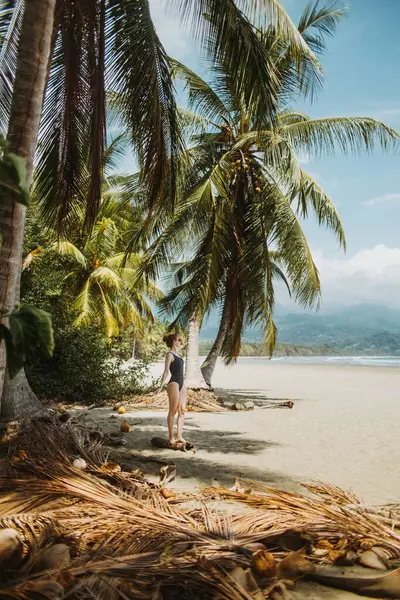 Vue Latérale Une Femme Méconnaissable Maillot Bain Profitant Vacances Été — Photo