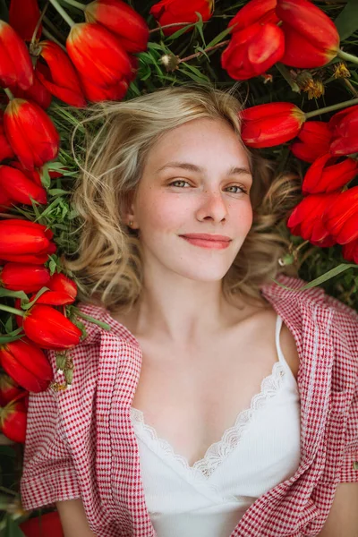 Вид Сверху Положительной Женщины Лежащей Поле Красными Цветами Тюльпанов Смотрящей — стоковое фото