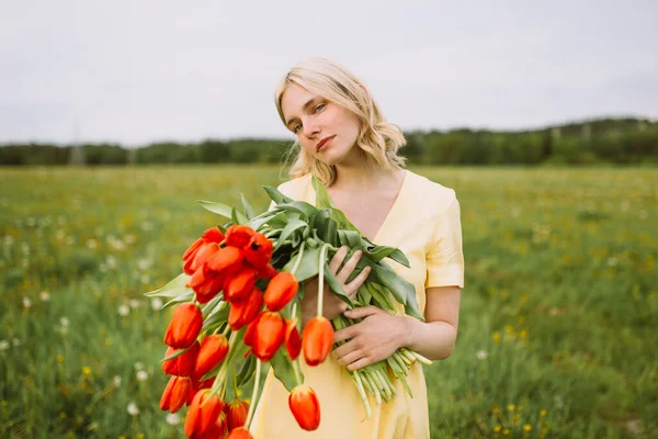 Innehåll Kvinna Klänning Stående Med Massor Röda Tulpan Blommor Ängen — Stockfoto