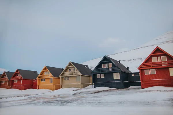 Bunte Holzhäuser Dorf Verschneiten Hochland Winter Auf Spitzbergen — Stockfoto
