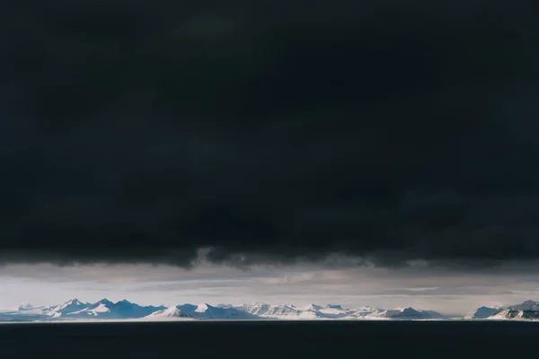 Захватывающий Пейзаж Снежного Высокогорья Темным Грозовым Небом Зимой Шпицбергене — стоковое фото
