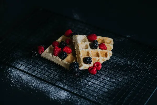 Zoete Wafels Geserveerd Met Verse Bessen Suikerpoeder Zwarte Achtergrond — Stockfoto