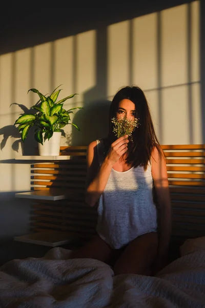 Scheut Van Een Sensuele Mooie Vrouw Ruiken Bloemen Tussen Licht — Stockfoto