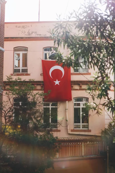 Drapeau National Accroché Mur Bâtiment Résidentiel Sur Rue Ville Par — Photo