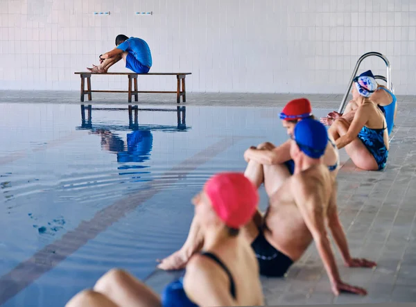 Gruppo Persone Costume Bagno Sedute Bordo Piscina Che Allungano Braccia — Foto Stock