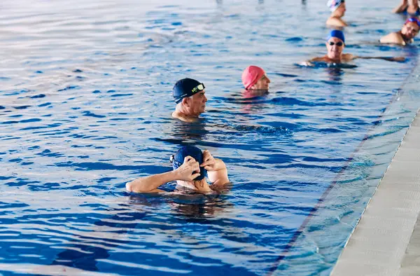 Група Людей Кришках Плавання Стоять Басейні Під Час Класу Водної — стокове фото