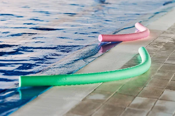 Zelená Růžová Pěna Aqua Nudle Umístěné Blízkosti Bazénu Pro Vodní — Stock fotografie
