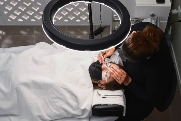 Van Boven Uit Professionele Cosmeticus Met Pincet Behandelen Wimpers Van — Stockfoto