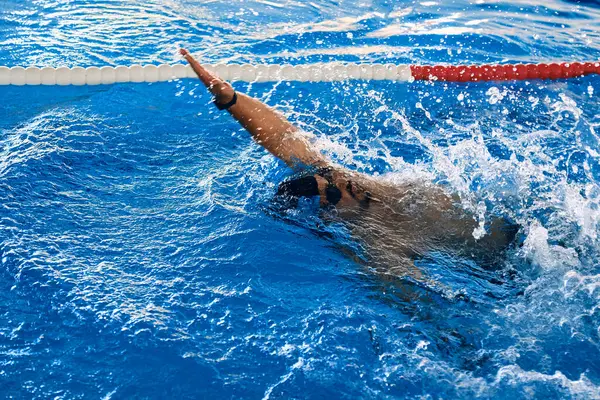 Hohe Passform Beim Männerschwimmen Kriechstil Becken Während Des Trainings — Stockfoto