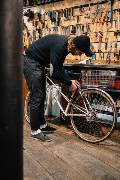 Seitenansicht Eines Geschäftigen Männlichen Meisters Der Sein Fahrrad Repariert Während — Stockfoto