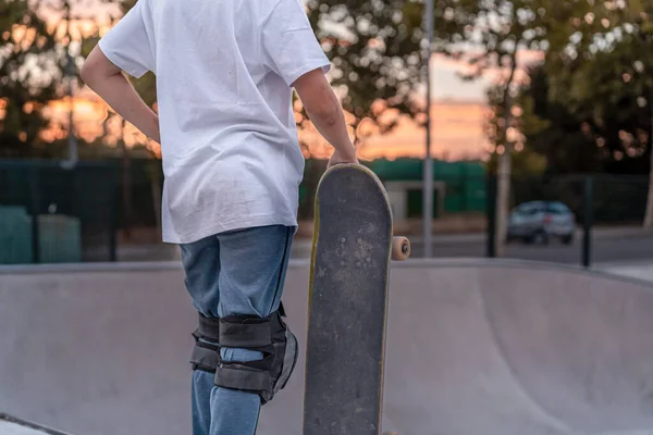 Cortar Adolescente Equipamento Proteção Com Skate Parque Skate Olhando Para — Fotografia de Stock