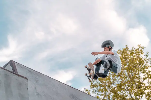 Tonårspojken Hoppar Med Skateboard Och Visar Stunt Ramp Skate Park — Stockfoto