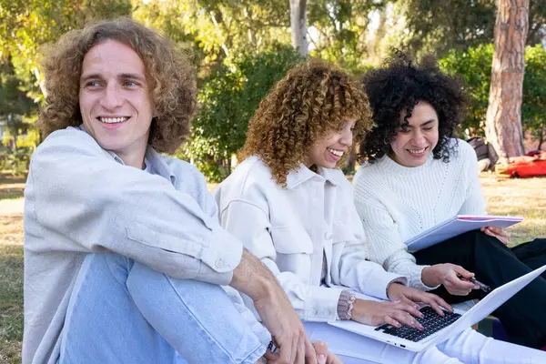 Uomo Donne Multietnici Con Capelli Ricci Seduti Sul Prato Nel — Foto Stock