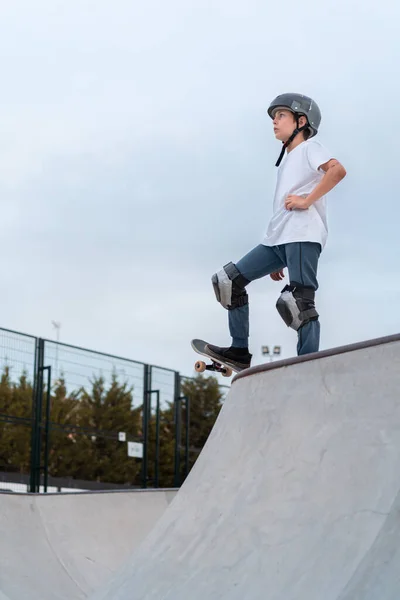 Patinador Adolescente Equipo Protección Monopatín Durante Fin Semana Parque Skate — Foto de Stock