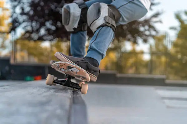 Cortar Adolescente Saltando Com Skate Mostrando Acrobacia Rampa Parque Skate — Fotografia de Stock