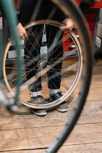 Angle Bas Mécanicien Masculin Anonyme Réparer Roue Vélo Tout Travaillant — Photo