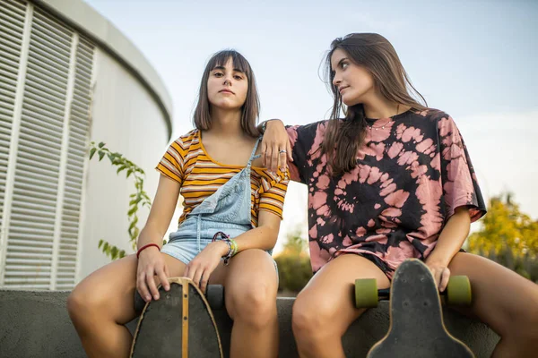 Duas Belas Jovens Mulheres Sentadas Descansando Rindo Com Suas Longas — Fotografia de Stock