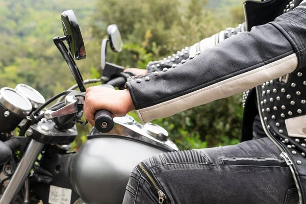 Cortar Motociclista Masculino Jaqueta Couro Preto Capacete Montando Moto Moderna — Fotografia de Stock