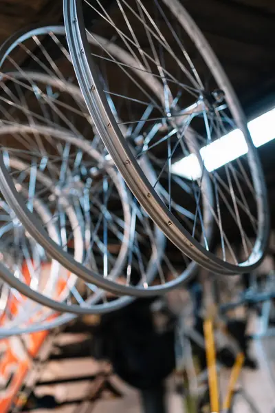 Desde Abajo Metal Brillante Llantas Bicicleta Colgando Rack Servicio Reparación — Foto de Stock