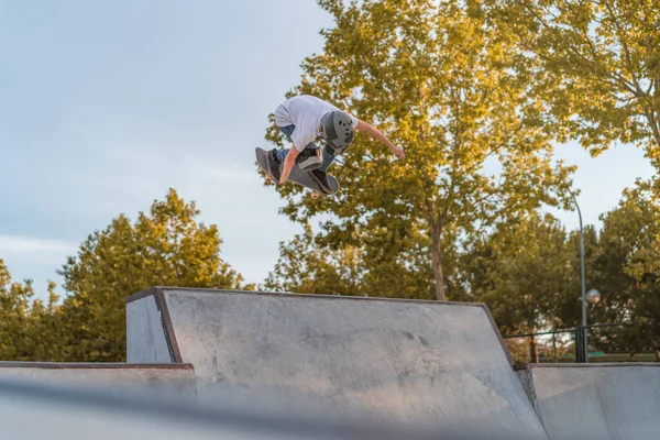 Teenage Chlapec Jumping Skateboard Ukazuje Kousek Rampě Skate Parku — Stock fotografie