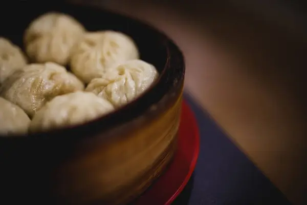 Heiße Köstliche Gedämpfte Xiaolongbao Bambuskorb Auf Dem Tisch Asiatischen Restaurantküche — Stockfoto