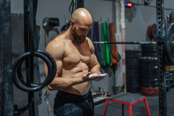 Tipo Barbudo Muscular Polvo Difusión Ropa Deportiva Durante Entrenamiento Culturismo — Foto de Stock