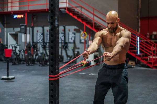 Modern Spor Salonunda Egzersiz Yaparken Kaslı Sakallı Bir Adam Elastik — Stok fotoğraf