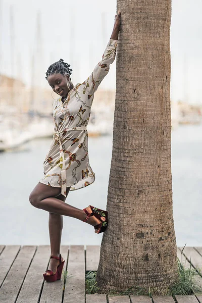 Stílusos Töprengő Gyönyörű Afro Amerikai Hölgy Afrikai Fonat Komolyan Nézi — Stock Fotó