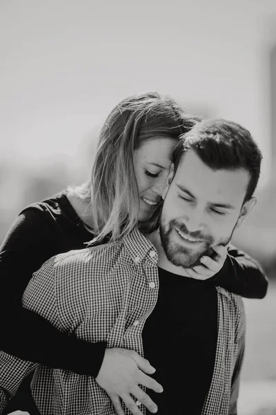 Baard Man Omarmen Vrouw Terwijl Het Doorbrengen Van Tijd Groen — Stockfoto