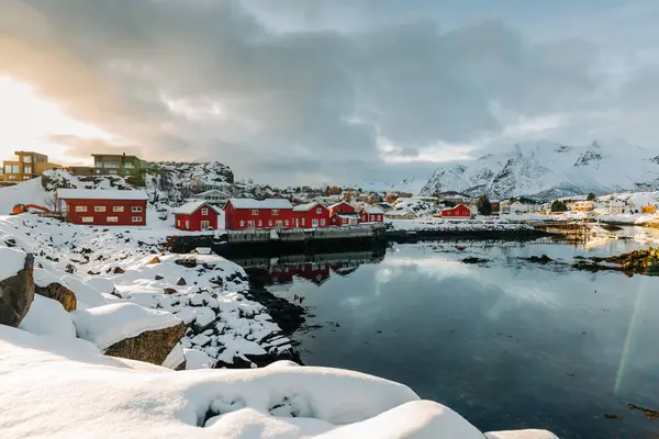 挪威罗浮敦群岛冬季阴天 靠近沿海定居点和雪山脊的寒冷海域 海水宁静 — 图库照片