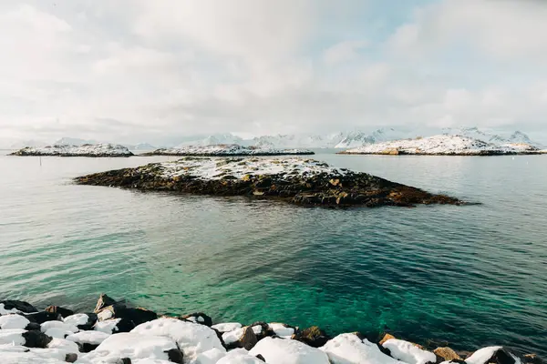 Steinige Inselchen Plätschernden Meer Der Nähe Des Schneebedeckten Bergrückens Vor — Stockfoto